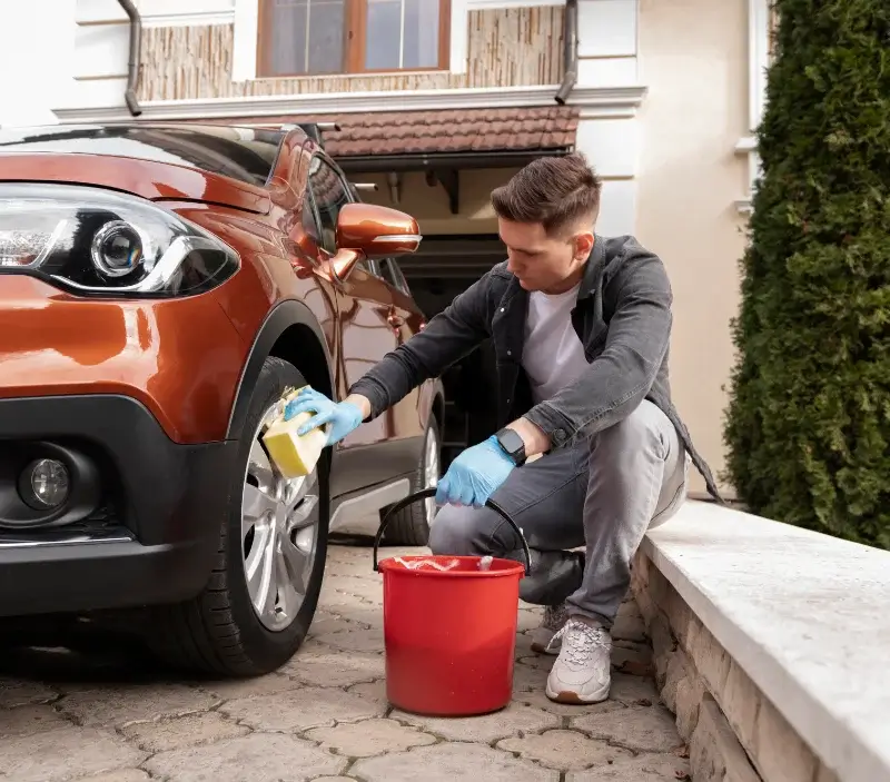 Lavage auto à domicile Neuflize : professionnel intervenant sur un véhicule